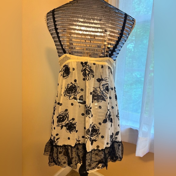 IN BLOOM Black and White Floral Robe and Nightie Set | Size Large - Picture 5 of 14